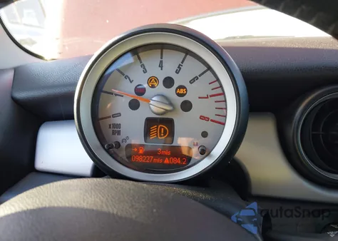 2010 Mini Cooper z USA, uszkodzony, nr VIN WMWMF3C52ATU79415